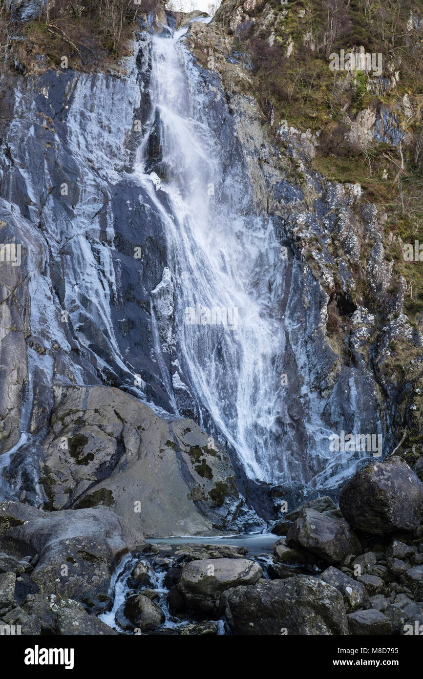 Chutes d'Aber ou Rhaeadr Fawr avec l'eau gelée sur les roches dans Coedydd Aber Réserve naturelle nationale de Snowdonia. Abergwyngregyn Wales UK Banque D'Images