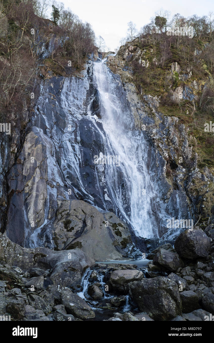 Chutes d'Aber ou Rhaeadr Fawr avec l'eau gelée sur les roches dans Coedydd Aber Réserve naturelle nationale de Snowdonia. Abergwyngregyn Wales UK Banque D'Images