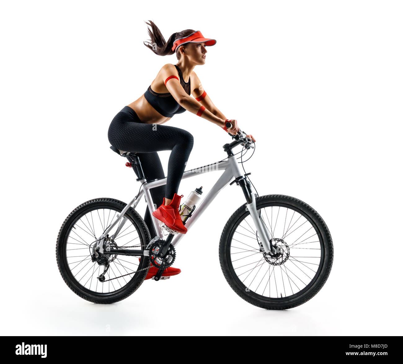 La vie active. Femme sportive pratiquer sur la bicyclette en silhouette sur fond blanc. Sport et mode de vie sain Banque D'Images