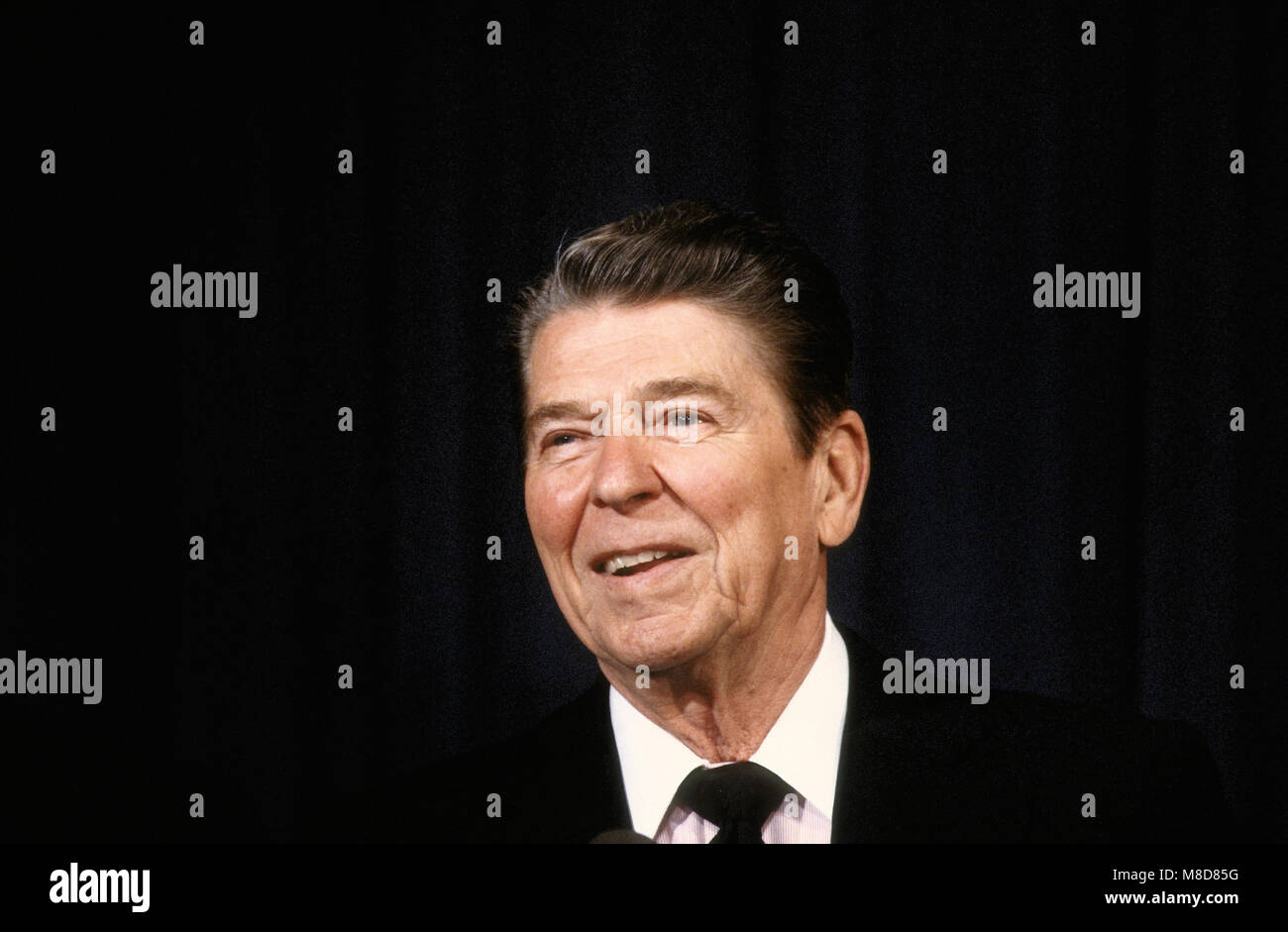 Washington, DC., USA, 16 avril 1986, le président Ronald Reagan prononce une allocution sur la signature de la loi 24 Loi dans la pièce 450 de l'ancien immeuble de bureaux de l'état-major. Credit : Mark Reinstein/MediaPunch Banque D'Images