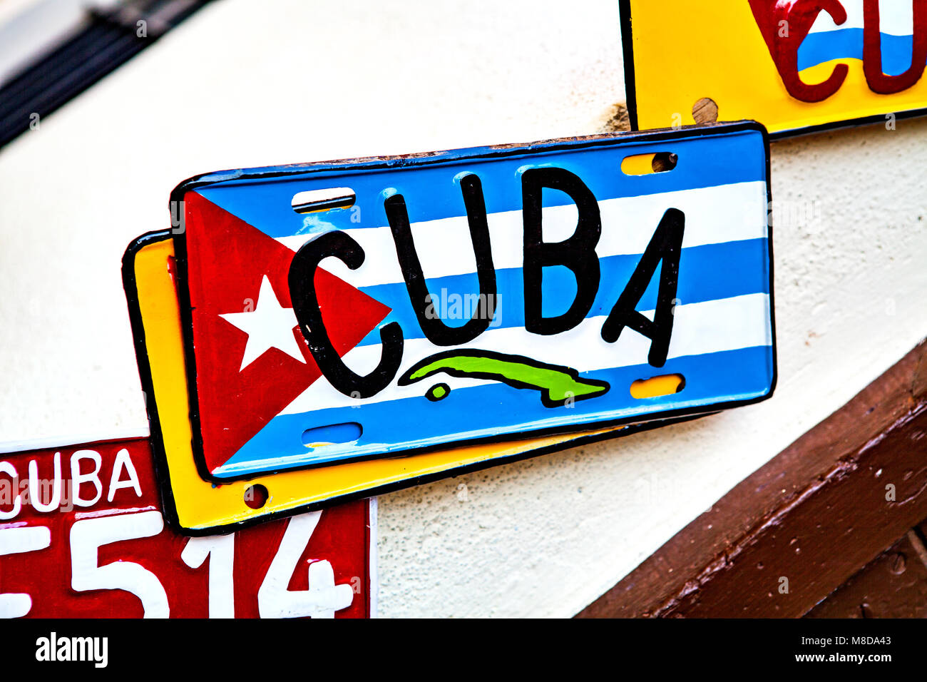La Havane, Cuba - 12 décembre 2016 : la plaque de licence avec Cuba drapeau en magasin de souvenirs à La Havane, Cuba. Banque D'Images