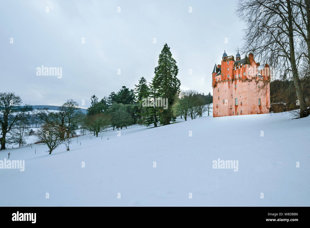 CRAIGIEVAR CASTLE ABERDEENSHIRE ECOSSE LA TOUR ROSE sur une colline couverte de neige DONNANT SUR LA CAMPAGNE D'HIVER Banque D'Images