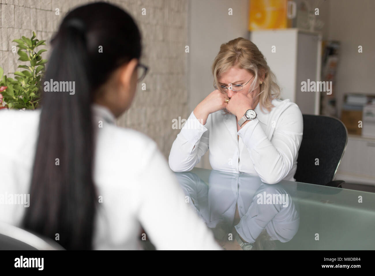 Demandeur d'emploi femme blonde triste échec sur interview in office Banque D'Images