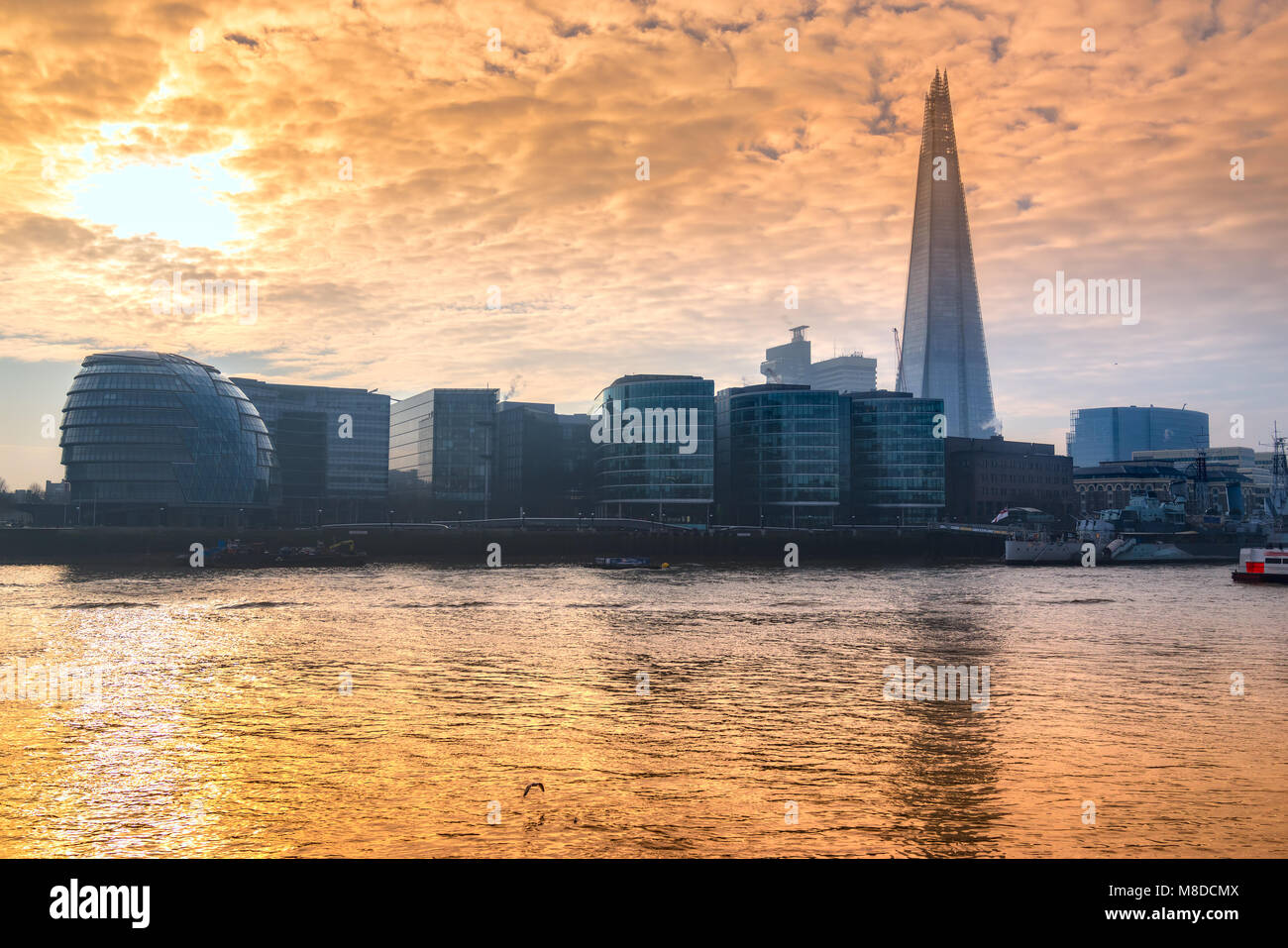 Le Shard et bâtiments Hôtel de ville de Londres, London, UK Banque D'Images