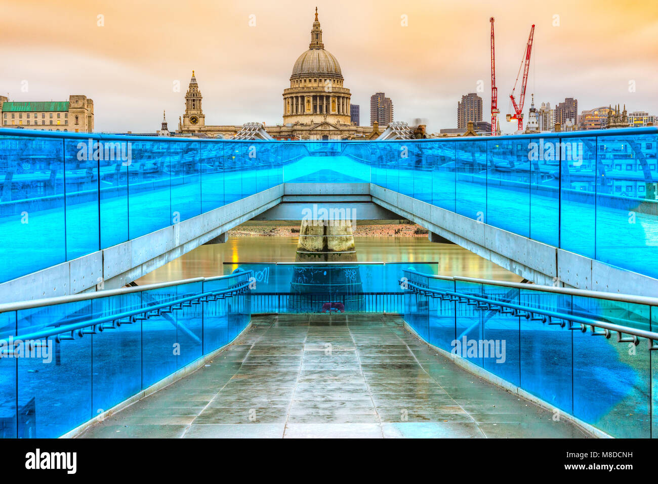 St Pauls Cathedral et Millennium Bridge, London, UK Banque D'Images
