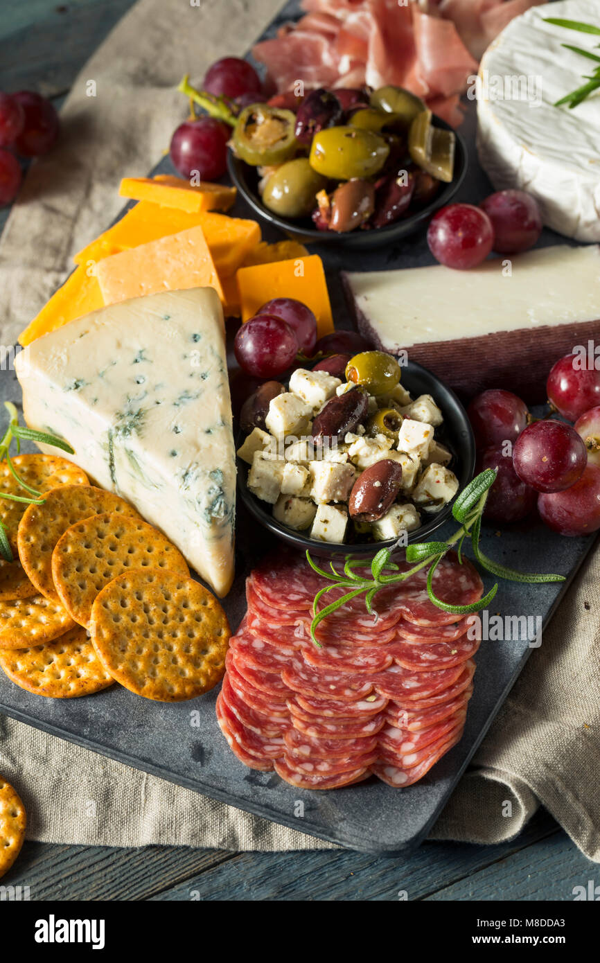 Planche de charcuterie fantaisie gastronomique avec viande  + fromage et raisins Banque D'Images