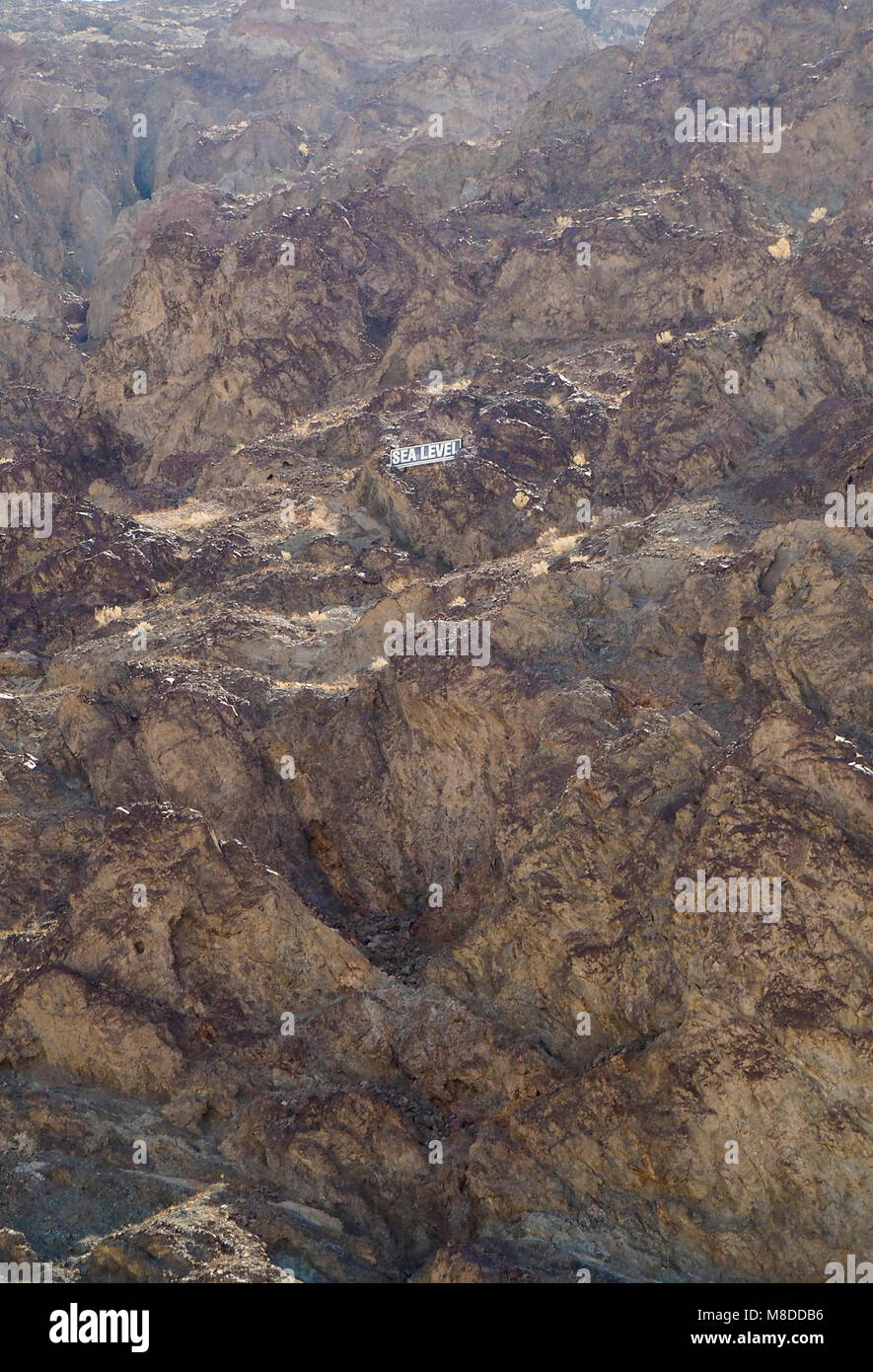Un signe marquant le niveau de la mer sur une falaise de 282 pieds (86 m) au-dessus du bassin de Badwater à Death Valley National Park, le point le plus bas en Amérique du Nord. Banque D'Images