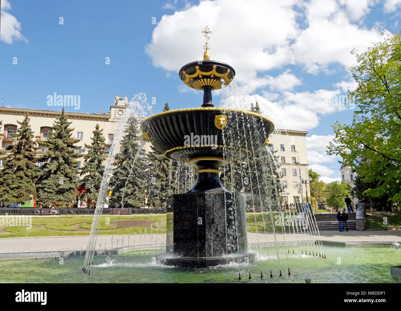 La fontaine sur la place près de la cathédrale de la Dormition à Kharkiv, Ukraine Banque D'Images