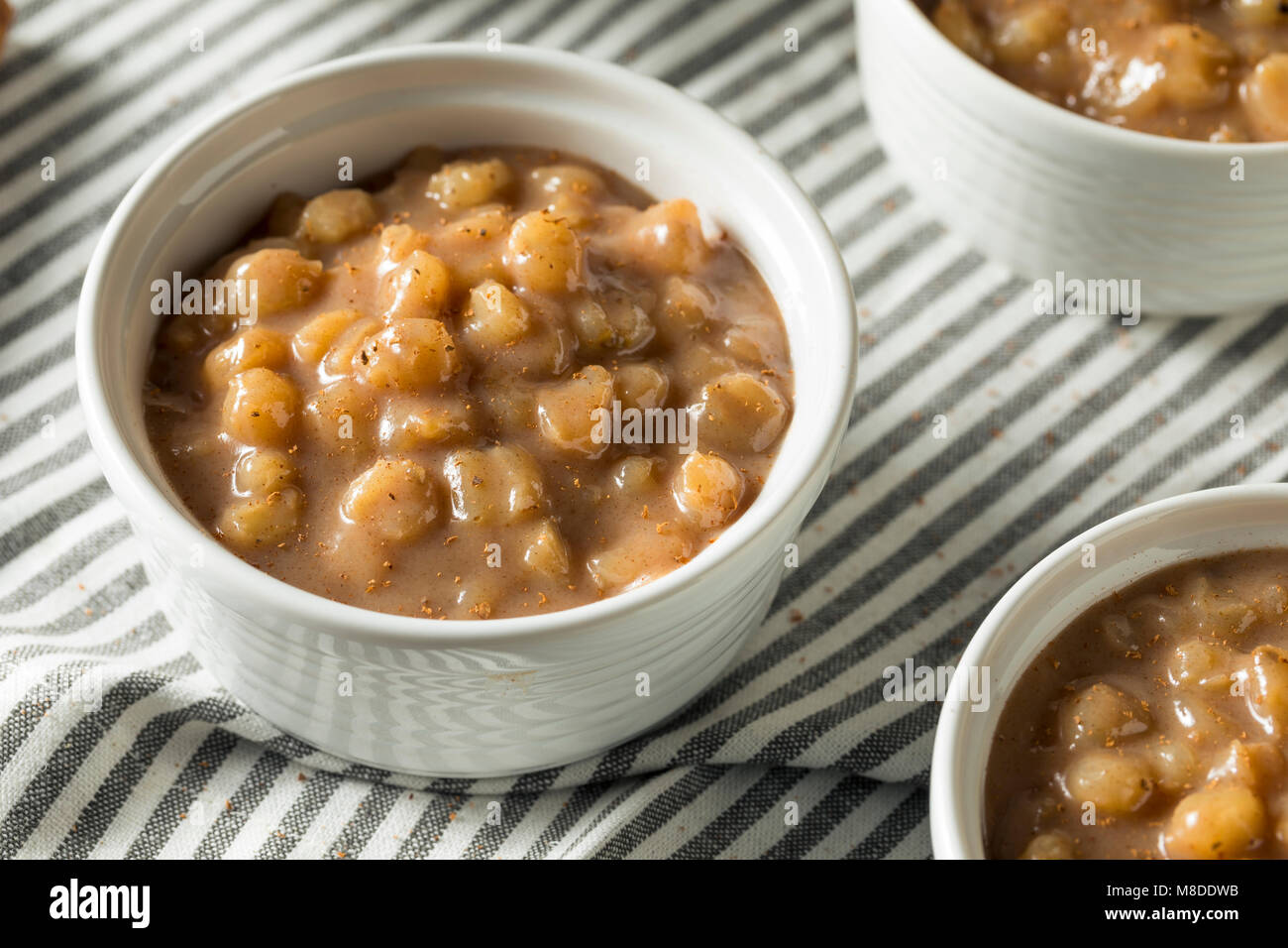 Brazlian Canjica fait maison à la Cannelle Pudding Hominy Banque D'Images