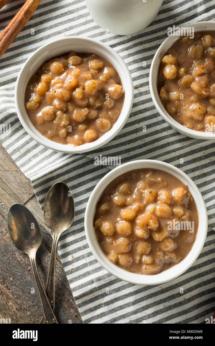 Brazlian Canjica fait maison à la Cannelle Pudding Hominy Banque D'Images