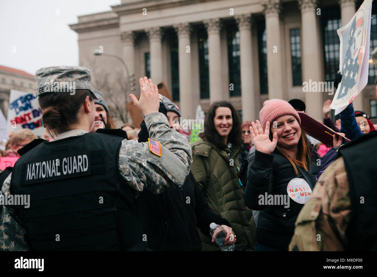 Des manifestants cinq femmes membres de la Garde nationale en marchant dans la Marche des femmes sur Washington D.C., le 21 janvier 2017 Banque D'Images