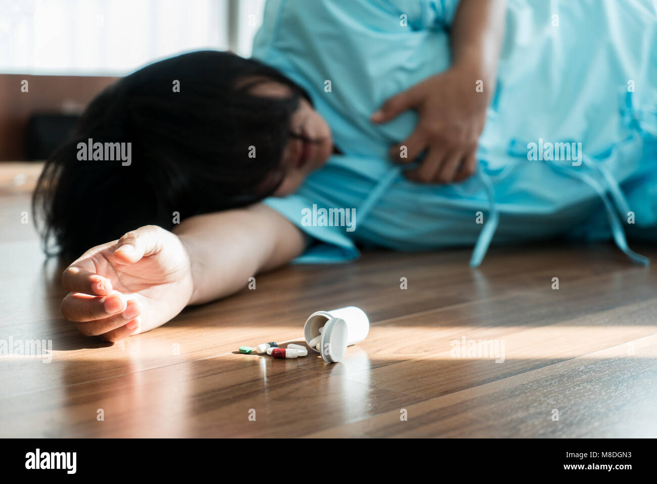 Femme Asiatique se suicider par une surdose de médicaments. Close up de surdosage comprimés et l'addict. Banque D'Images