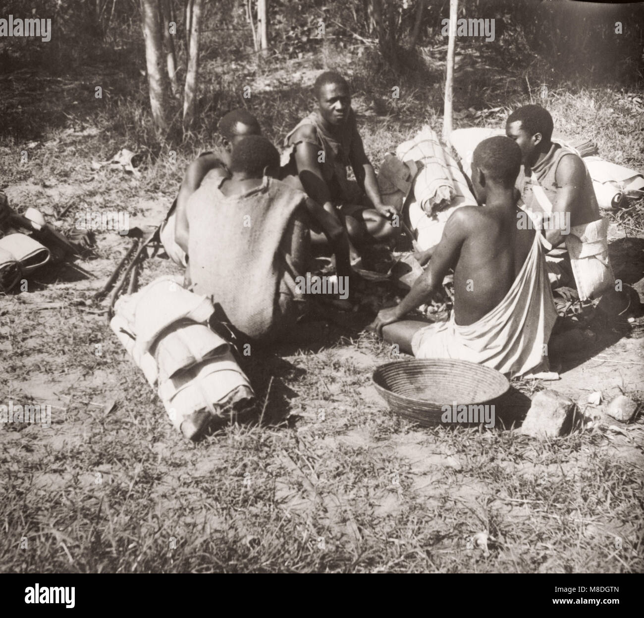 1940 Afrique de l'Est - Ouganda - travailleurs migrants en provenance du Congo avec leurs packs de voyage Banque D'Images