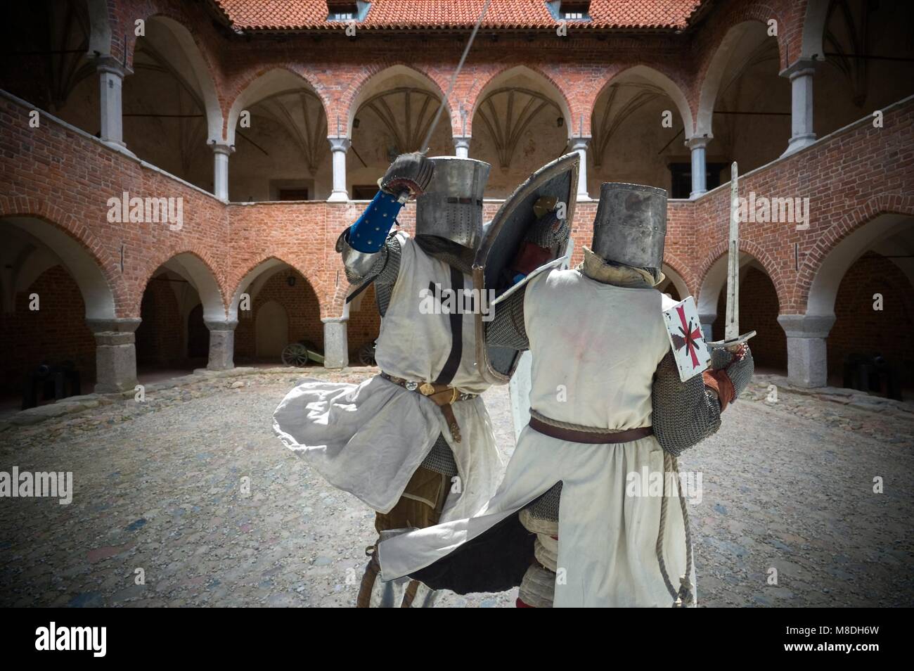 Les chevaliers teutoniques de combat blindés sur cour du château gothique médiévale en Pologne, Lidzbark Warminski Banque D'Images