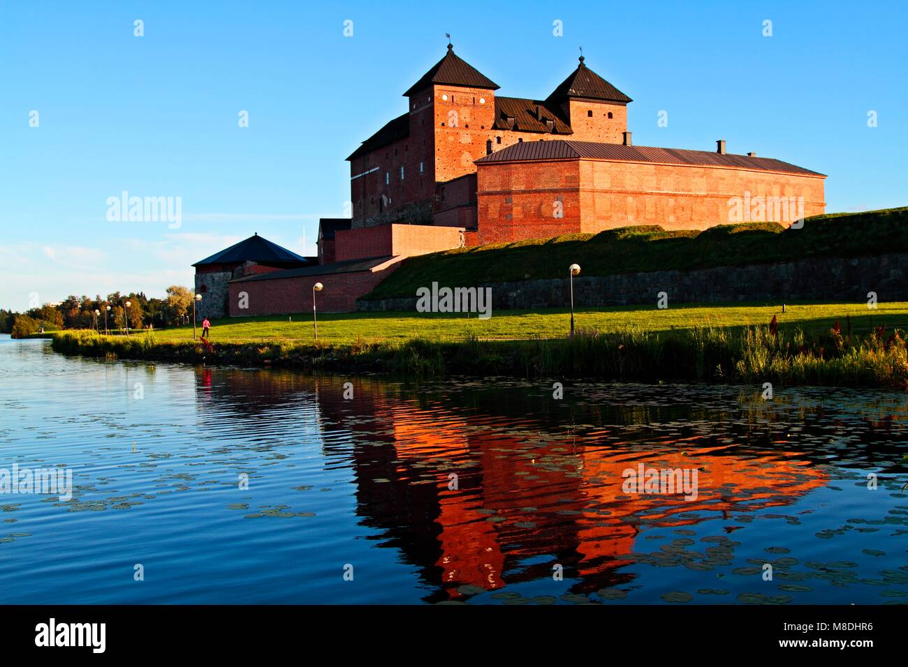 Château médiéval par le lac Vanaja Finlande Banque D'Images