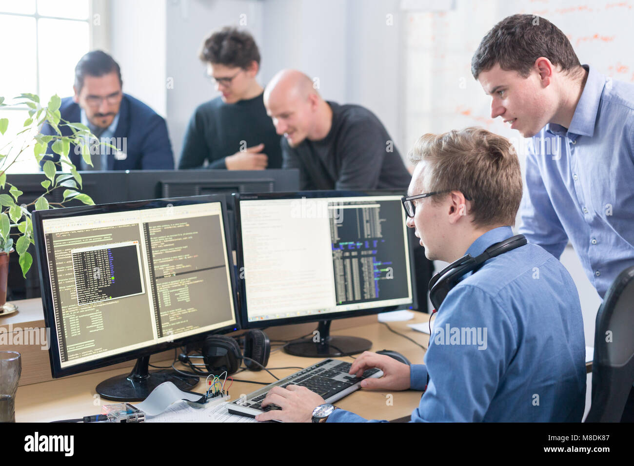 Résolution des problèmes de démarrage d'entreprise. Les développeurs de logiciels travaillant sur ordinateur de bureau. Banque D'Images