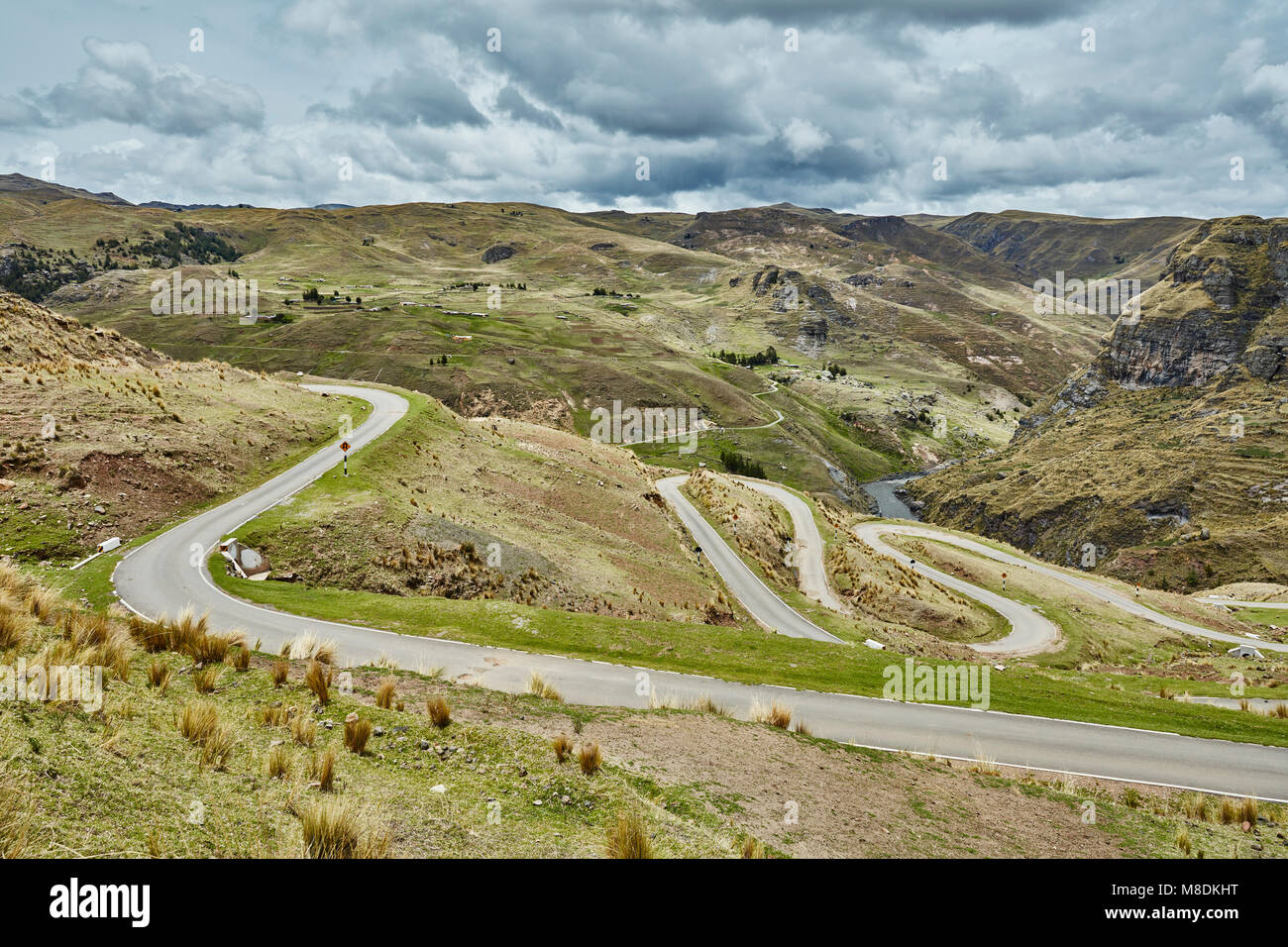 Vue paysage de routes rurales, avec lacets, Huinchiri, Cusco, Pérou Banque D'Images