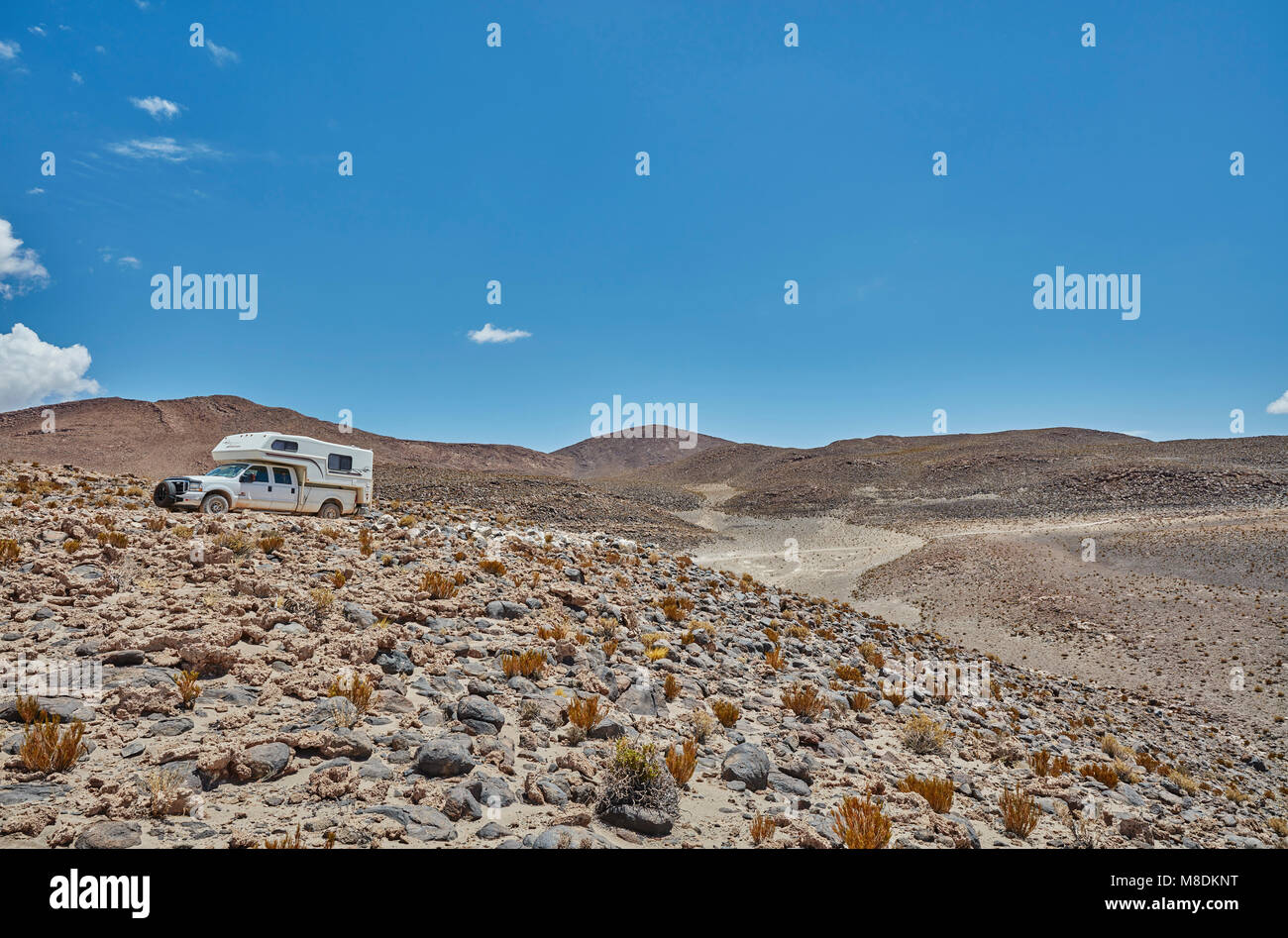 Déménagement de véhicules récréatifs dans le paysage, Chiguana, Potosi, Bolivie, Amérique du Sud Banque D'Images