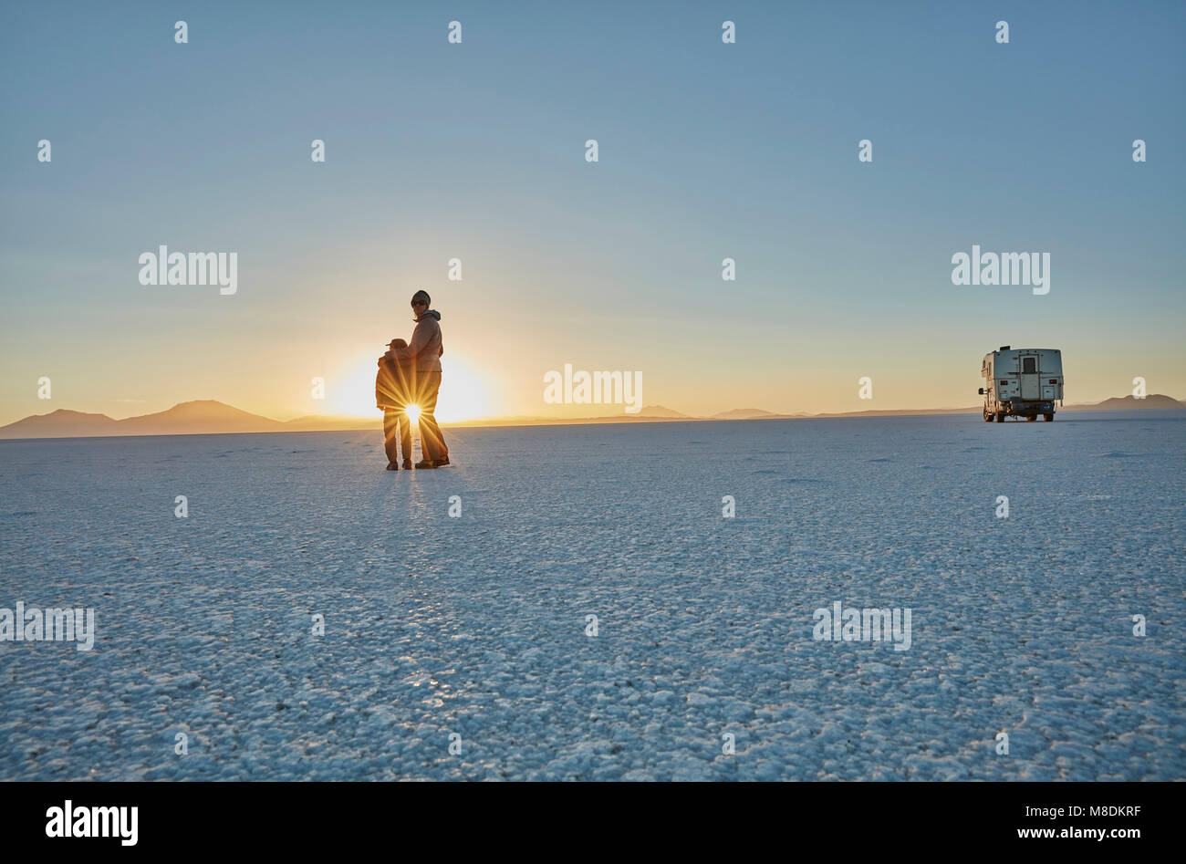 La mère et le fils debout sur Salt Flats, looking at view, Salar de Uyuni, Uyuni, Oruro, Bolivie, Amérique du Sud Banque D'Images