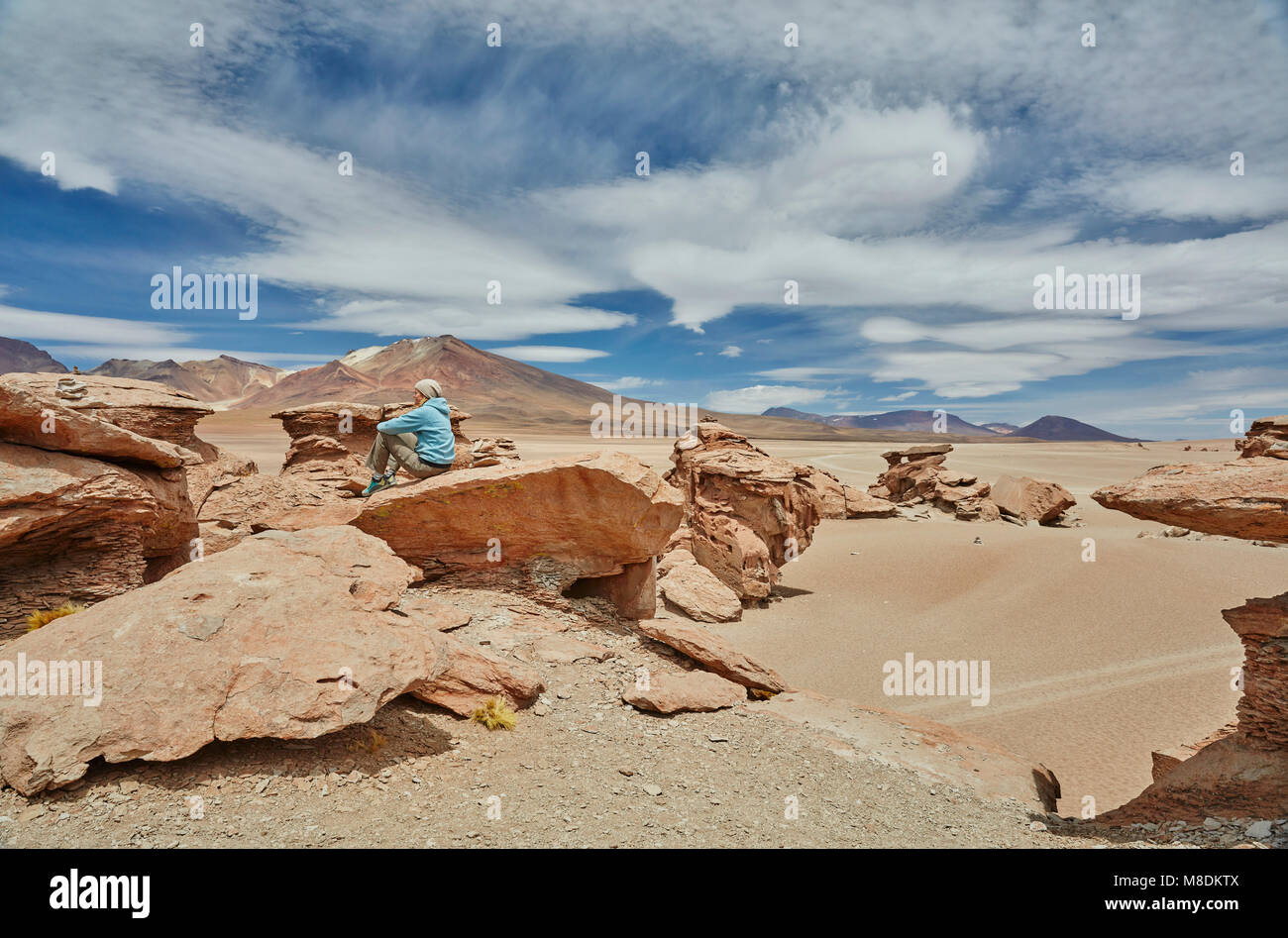 Woman, looking at view, Villa Alota, Potosi, Bolivie, Amérique du Sud Banque D'Images