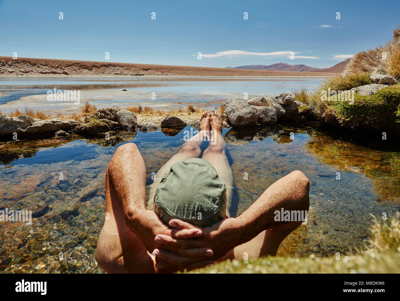 L'homme dans l'eau Détente piscine, vue arrière, Salar de Chiguana, Chiguana, Potosi, Bolivie, Amérique du Sud Banque D'Images
