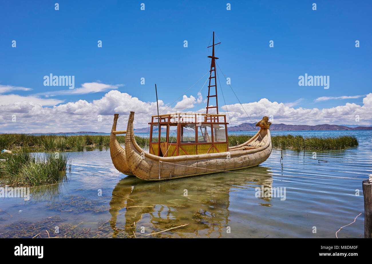 L'herbe traditionnelle bateau, lac Titicaca, Huarina, La Paz, Bolivie, Amérique du Sud Banque D'Images