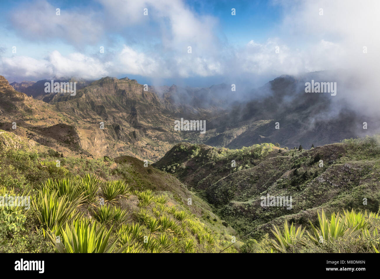 Paysage de montagne avec les nuages bas, la Serra da Malagueta, Santiago, Cap Vert, Afrique Banque D'Images