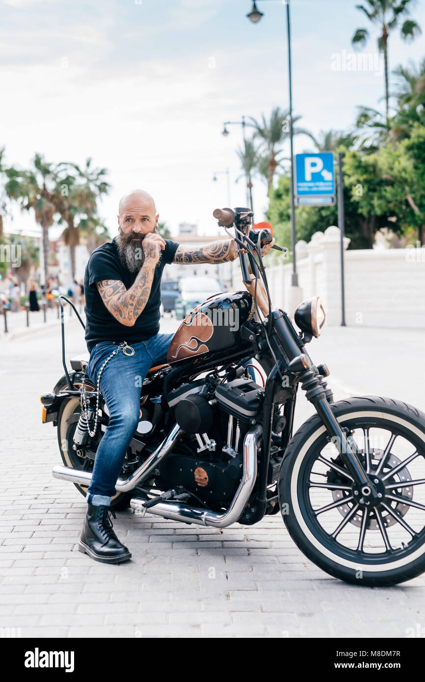 Hipster mâles matures à cheval sur moto, Valencia, Espagne Photo Stock -  Alamy