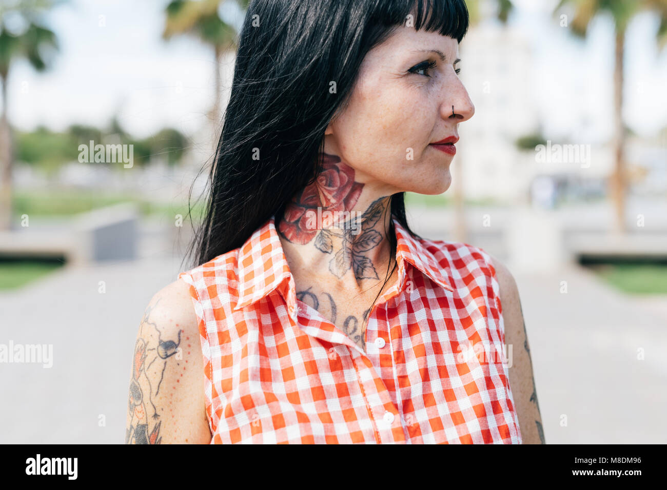 Femelle adulte tatouée hipster avec cou, Close up Banque D'Images