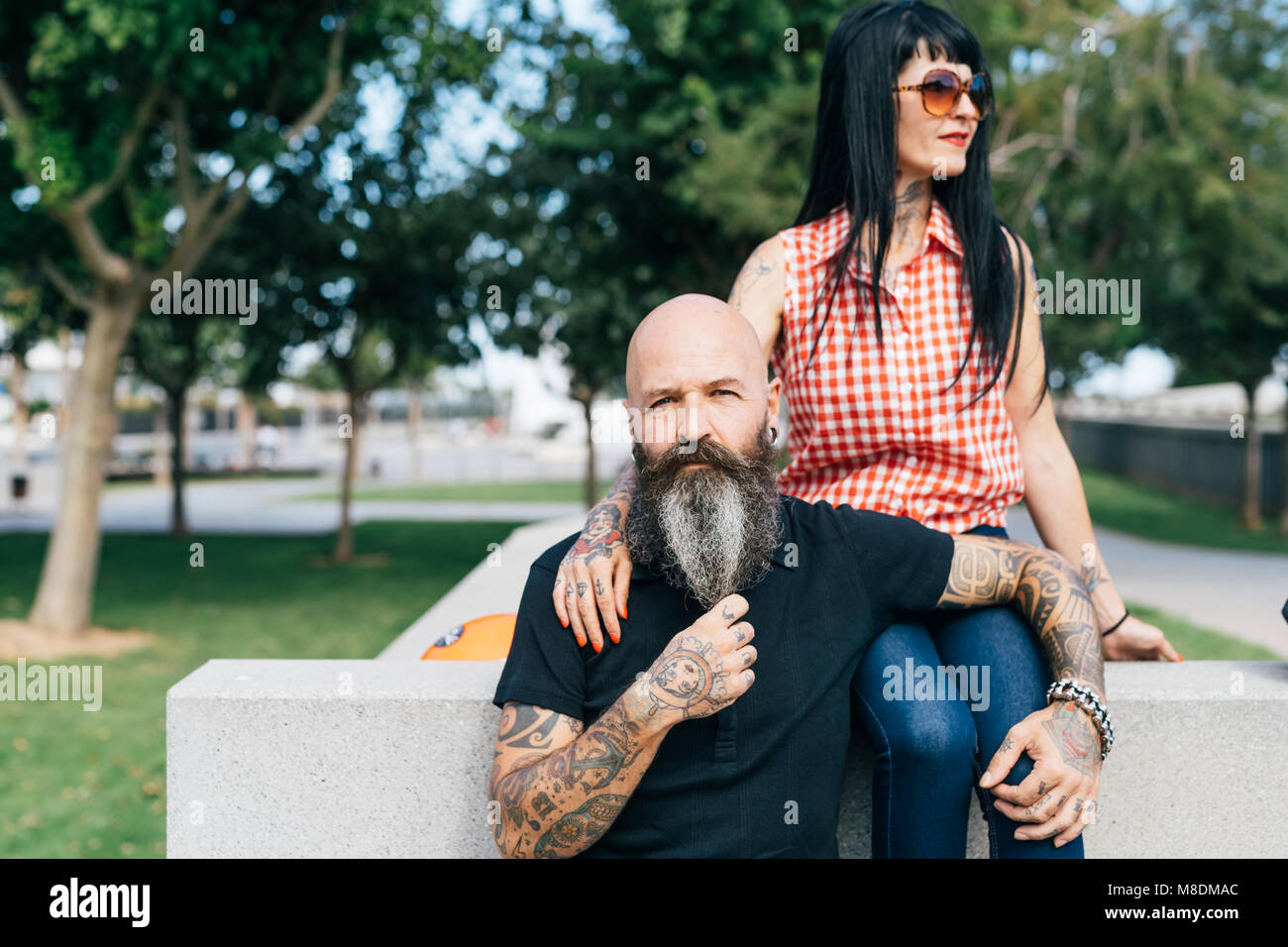 Hipster mature couple in park, portrait, Valencia, Espagne Banque D'Images