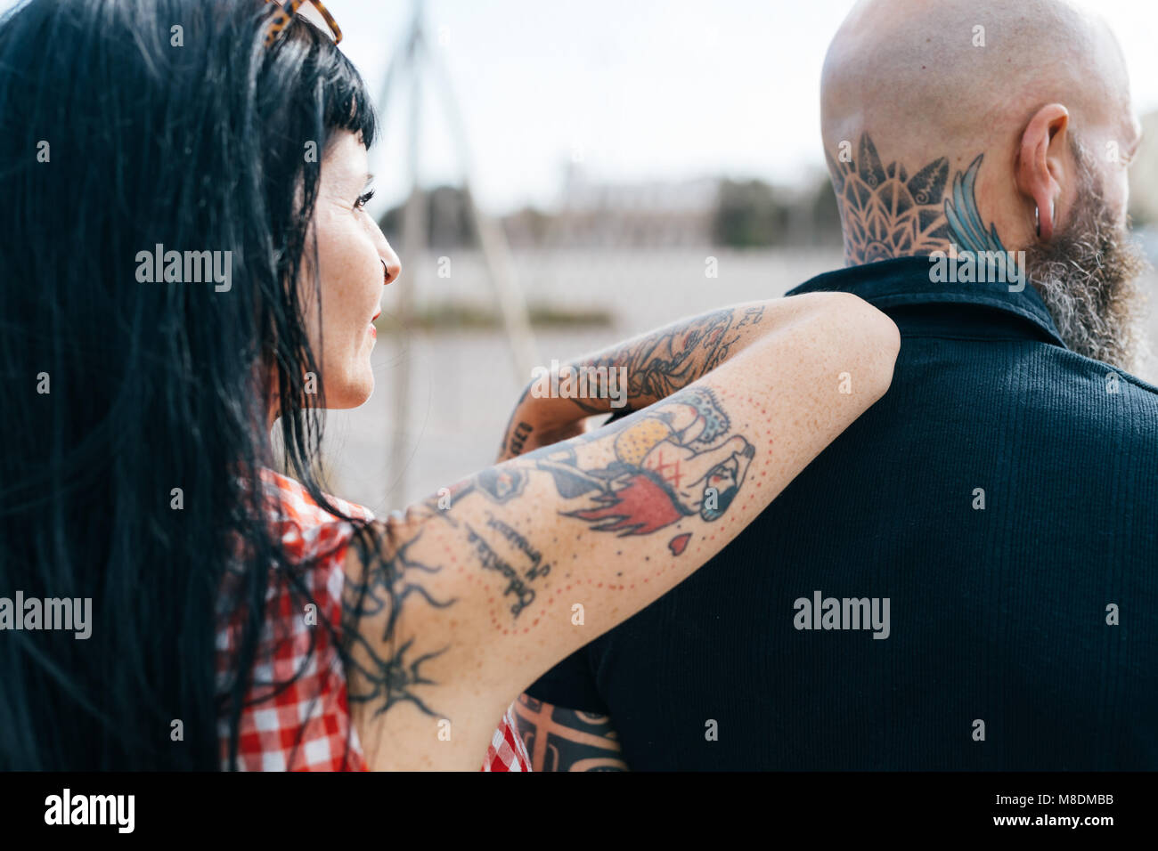 Hipster tatouée mature woman leaning on boyfriends épaule Banque D'Images