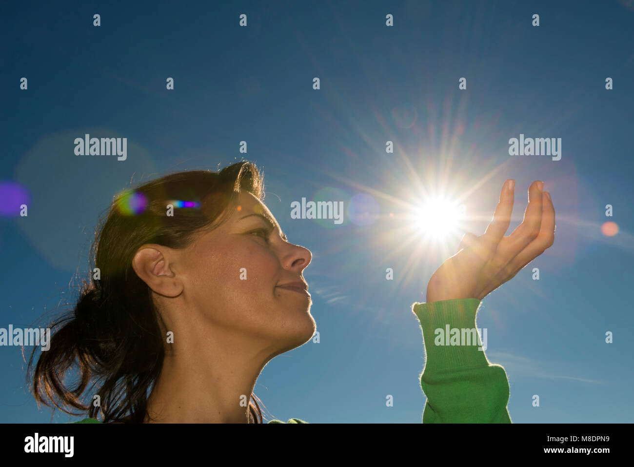 Woman Holding Up the Sun au Tessin, Suisse Banque D'Images