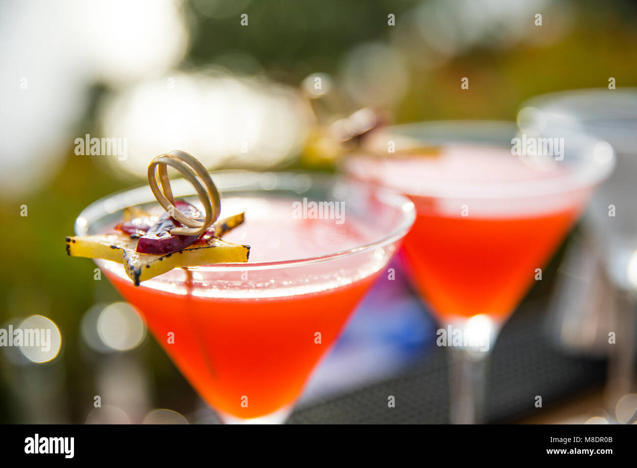Garnie cocktails dans verres à cocktail Banque D'Images