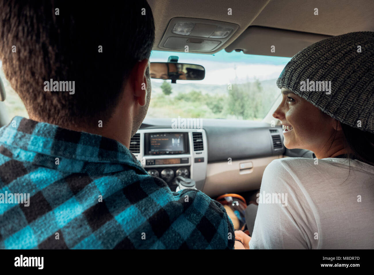 Couple en voiture, sur la route, vue arrière, Silverthorne, Colorado, USA Banque D'Images