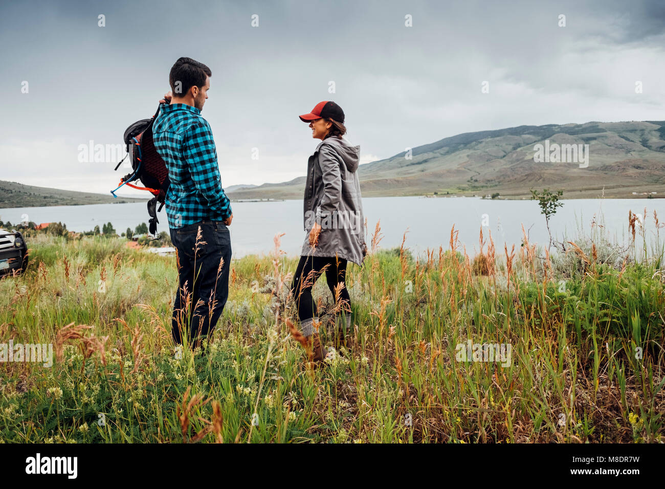 Couple debout à côté du réservoir, Dillon Silverthorne, Colorado, USA Banque D'Images