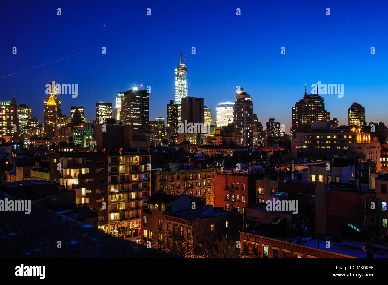 One World Trade Center en construction vu d'un toit à la tombée de la nuit, dans la ville de New York, avril 2013. Banque D'Images