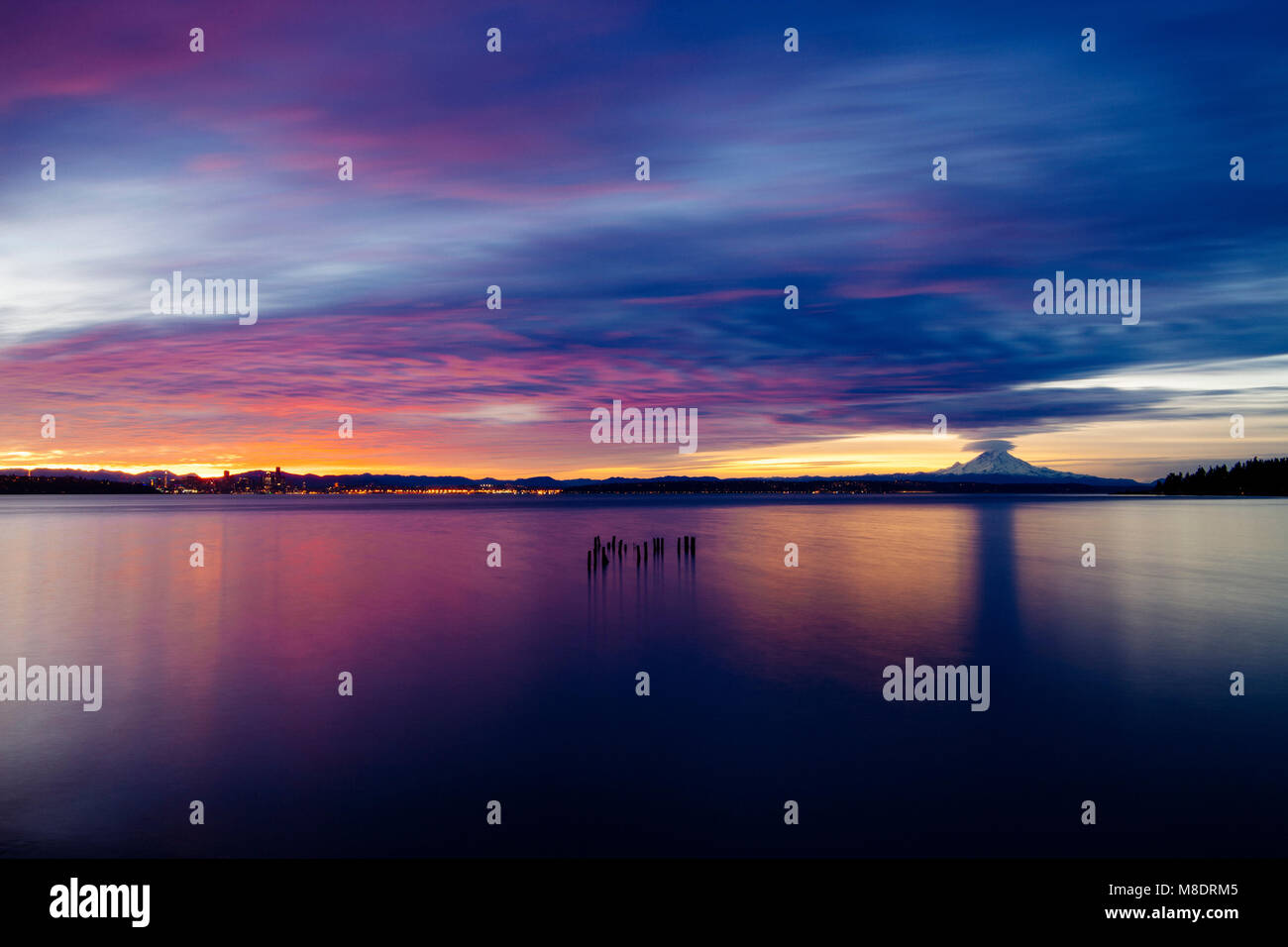Le Puget Sound au coucher du soleil, Bainbridge, Washington, USA Banque D'Images