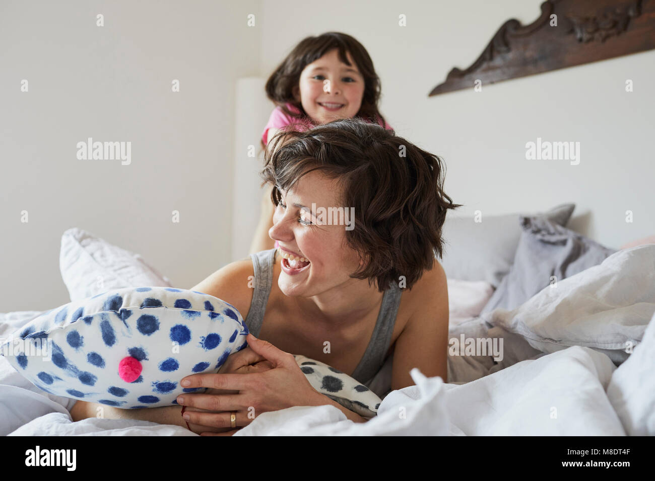 Mère et fille jouer dans la chambre, rire Banque D'Images