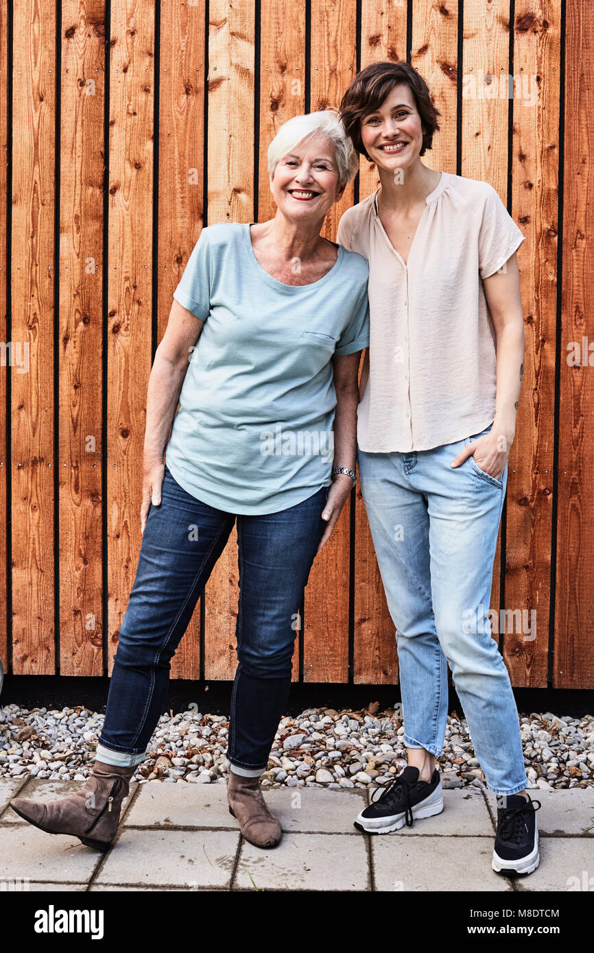 Portrait of senior woman avec fille, outdoors, smiling Banque D'Images