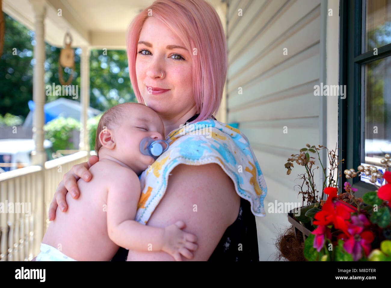 Woman with baby boy in arms Banque D'Images