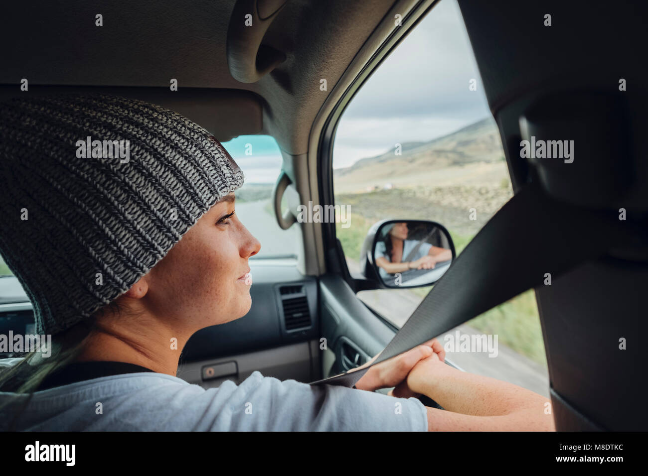 Young woman sitting in car, en regardant la vue du pare-brise de voiture, Silverthorne, Colorado, USA Banque D'Images