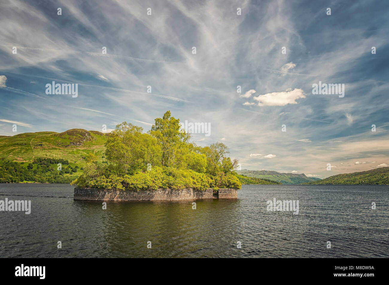 Le loch d'eau douce dans les highlands écossais, Loch Katrine. Les facteurs de l'image figure isle, où Walter Scott a écrit un poème. Le loch est également le wat Banque D'Images