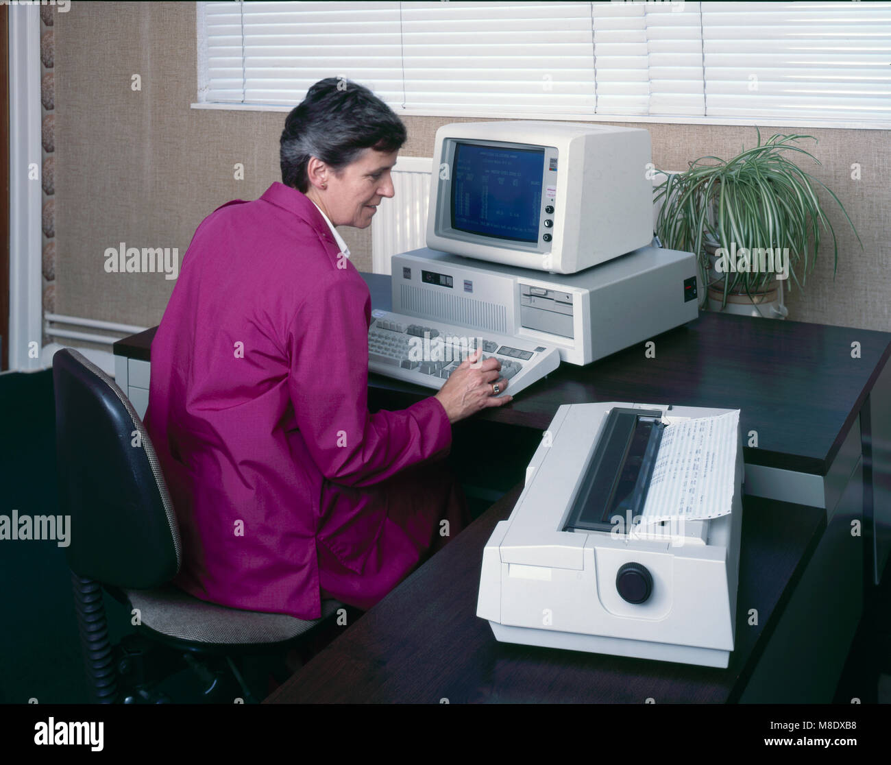 Femme à l'aide d'un ordinateur personnel de bureau IBM précoce et de l' imprimante c1984 Photo Stock - Alamy
