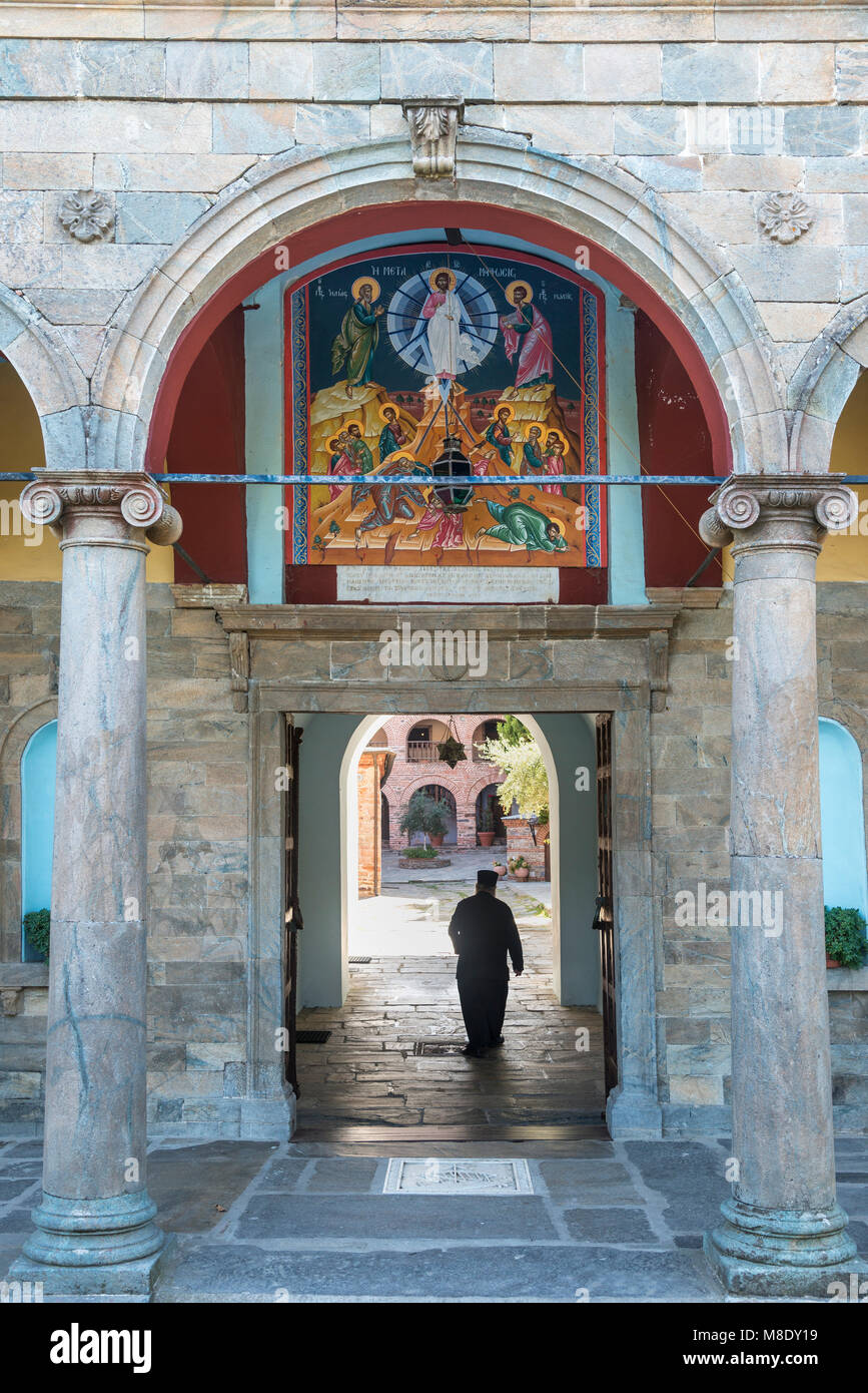 Un moine promenades à travers l'entrée principale dans le innerer cour du monastère de Koutloumousiou sur la péninsule Athos, la Macédoine, la Grèce du Nord Banque D'Images