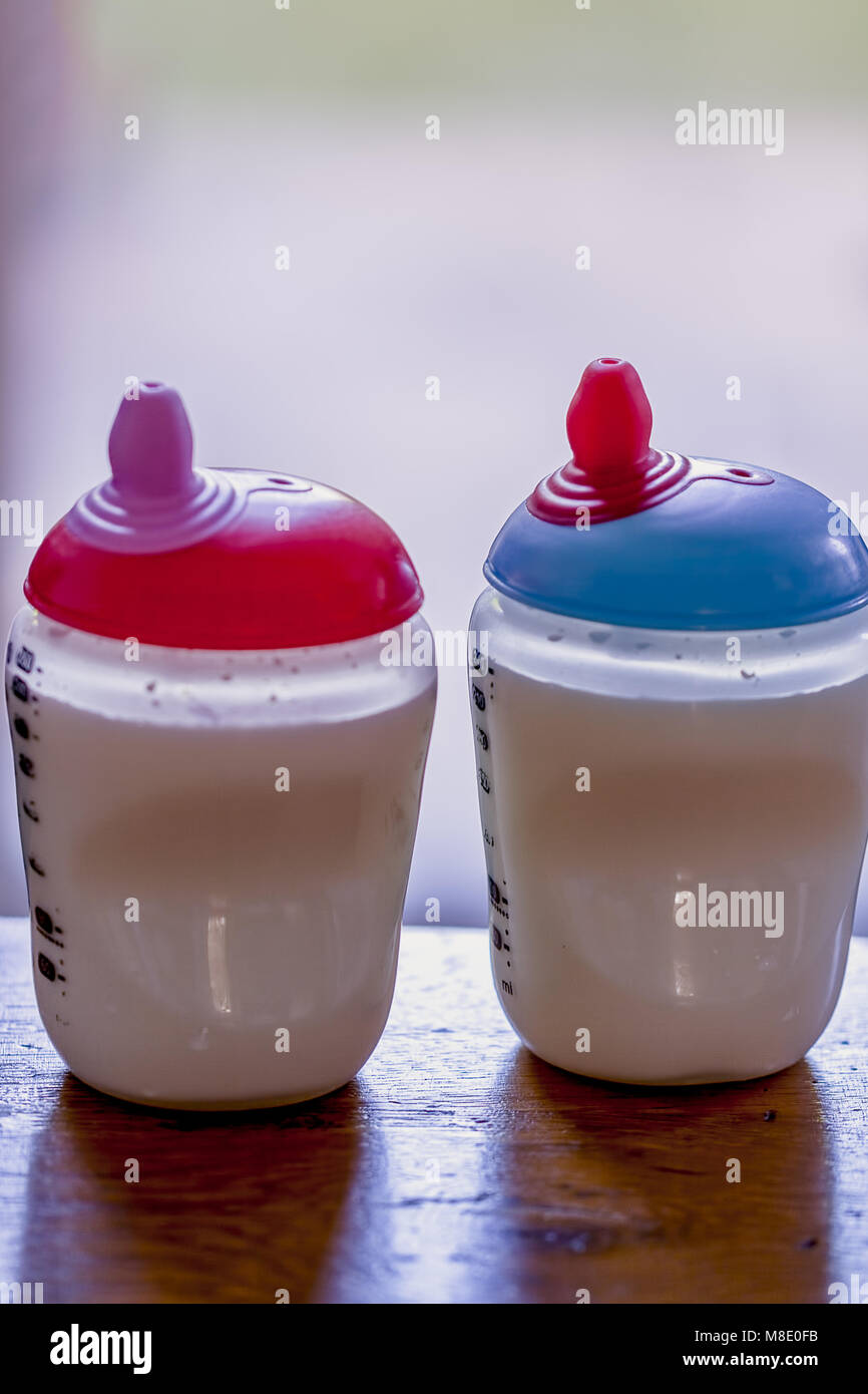 Deux bouteilles de lait pour bébé Banque D'Images