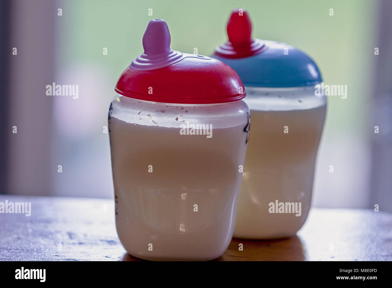 Deux bouteilles de lait pour bébé Banque D'Images
