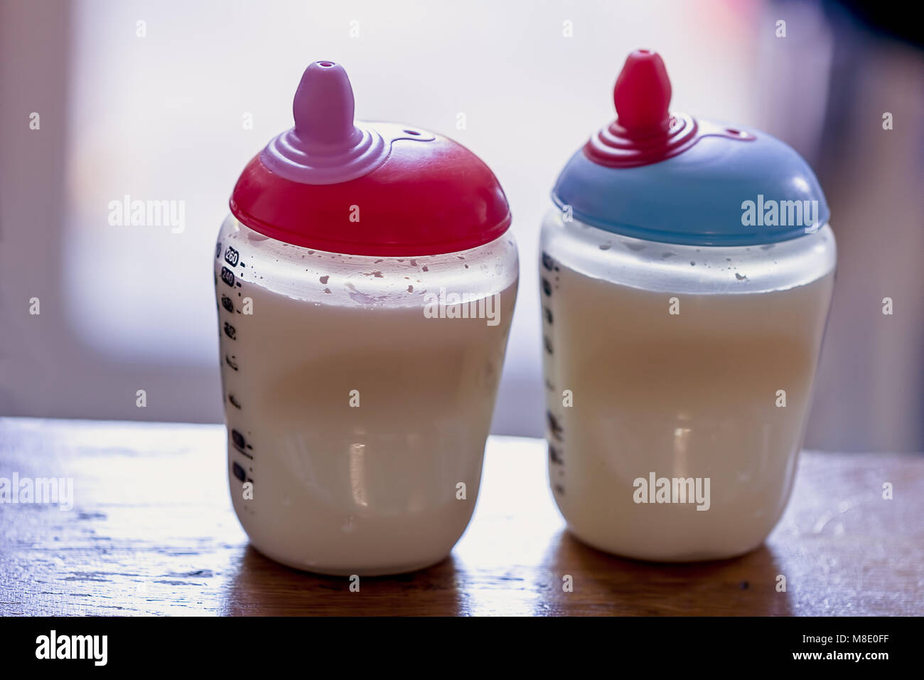 Deux bouteilles de lait pour bébé Banque D'Images