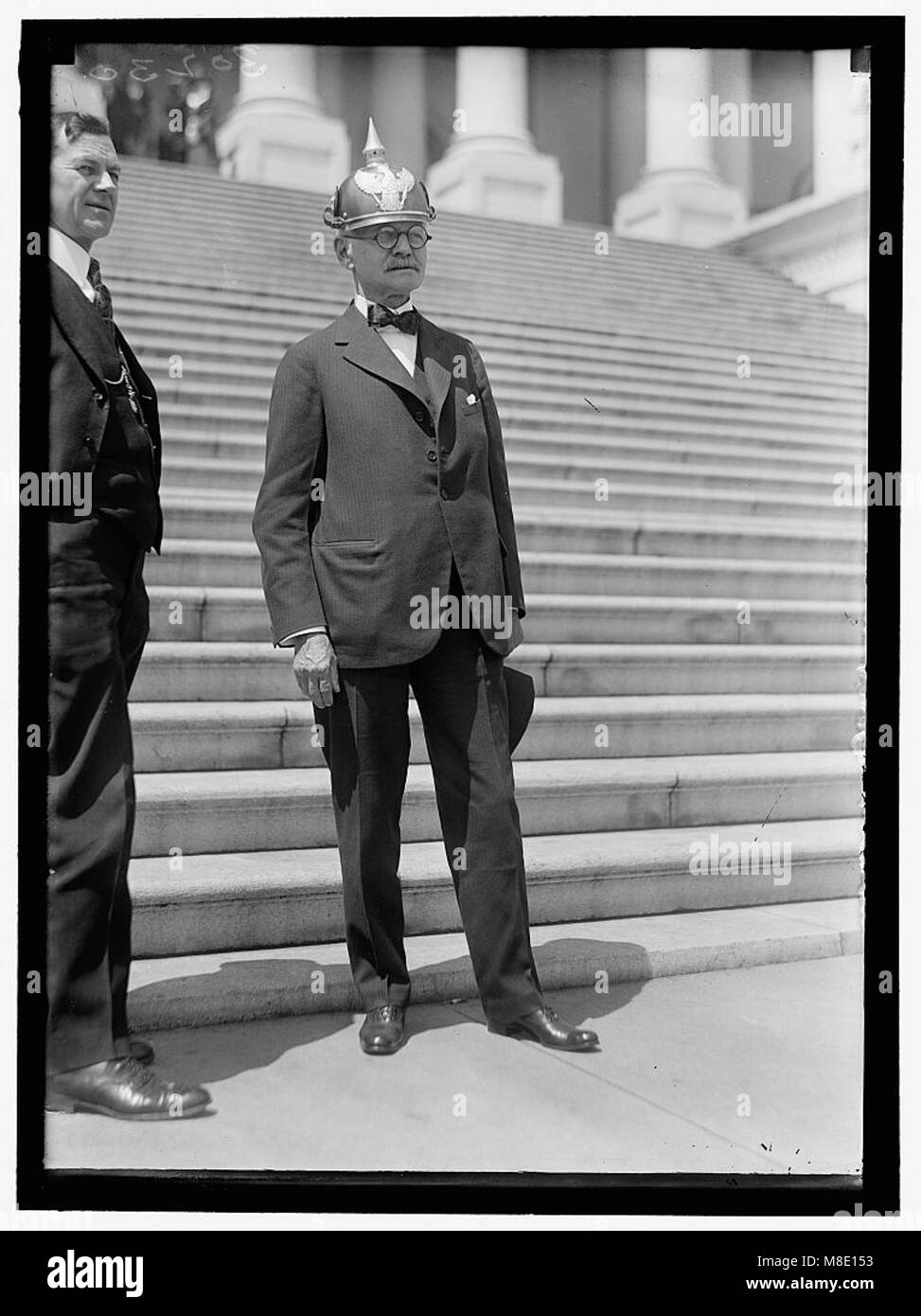 MARSHALL, Thomas Riley. Gouverneur de l'INDIANA, 1909-1913 ; vice-président des États-Unis, 1913-1921. Au Capitol. Le port de casque allemand RCAC2016869881 Banque D'Images