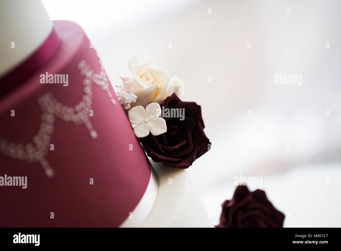 Gâteau de mariage avec rose rouge foncé plus de détails Banque D'Images