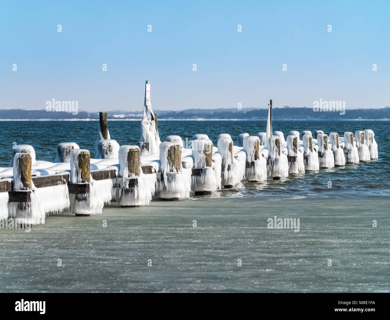 Lübeck Travemünde jetée gelés en hiver Banque D'Images